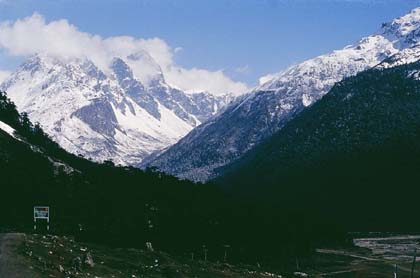 India_Sikkim_Yamtung_road_to01_mountains.jpg